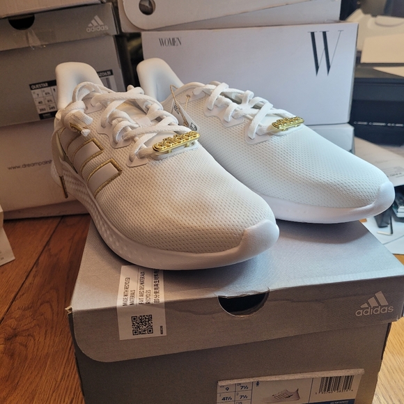 Ladies Adidas Sneaker - Picture 2 of 10